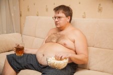 l-uomo-grasso-con-la-pancia-di-birra-davanti-alla-tv-mangia-popcorn-e-beve-birra_262114-195.jpg
