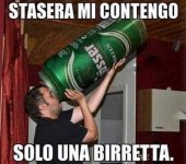 3193-uomo-beve-lattina-birra-gigante.jpg